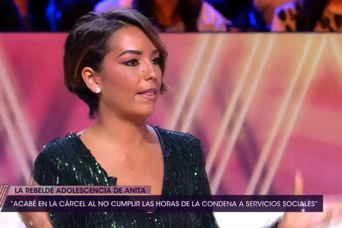 Anita Williams, de cabell curt i fosc amb vestit verd brillant, al programa '¡De Viernes!'