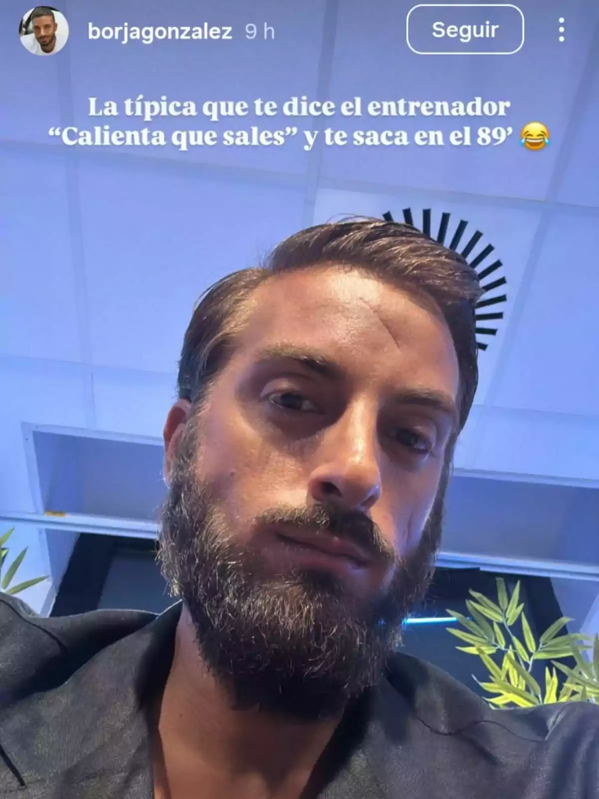 Borja González amb barba i cabell curt mirant a la càmera amb expressió seriosa en un entorn interior il·luminat del plató de Supervivientes, acompanyat d’un text humorístic sobre futbol a la part superior de la imatge
