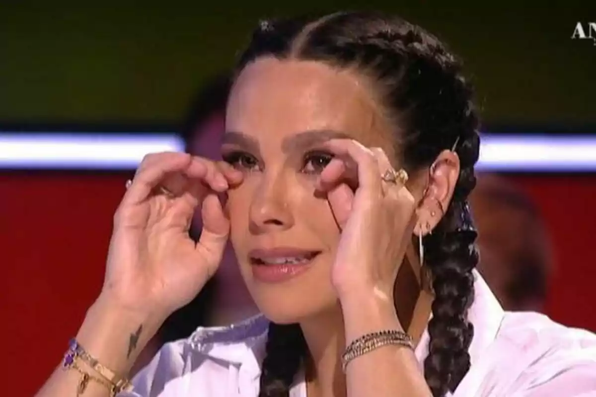 Cristina Pedroche amb trenes i camisa blanca netejant-se les llàgrimes dels ulls mentre sembla emocionada a Zapeando