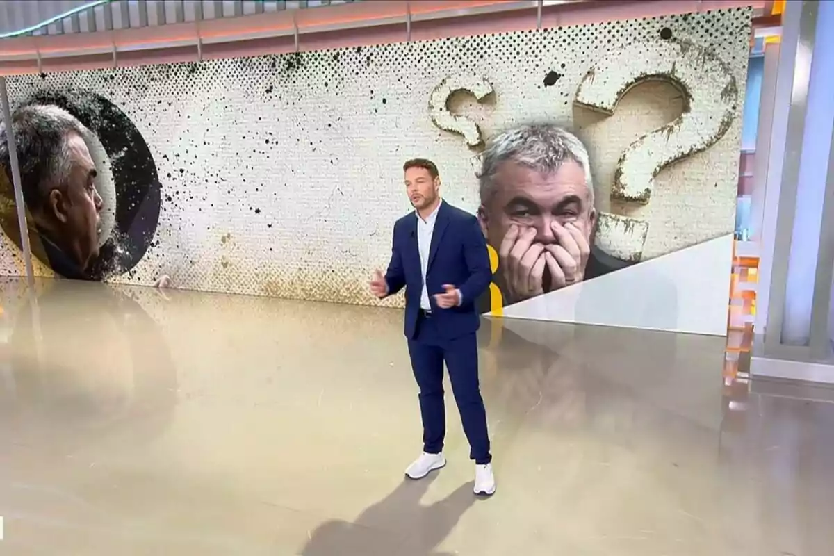 Un presentador de televisió, Jano Mecha, dret a 'El programa de Ana Rosa' amb un fons que mostra la imatge de Santos Cerdán pensatiu i grans signes d'interrogació Un presentador de televisió, Jano Mecha, dret a 'El programa de Ana Rosa' amb un fons que mostra la imatge de Santos Cerdán pensatiu i grans signes d'interrogació