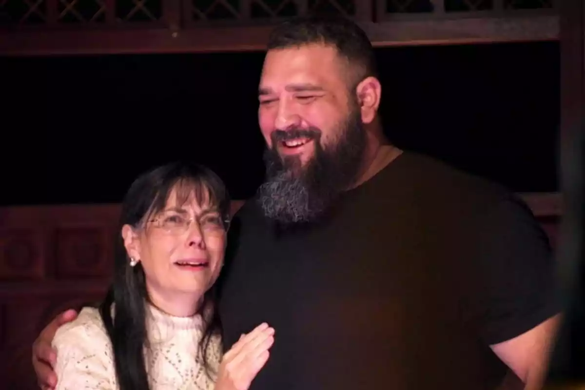 La Charo amb ulleres i jersei clar està emocionada al costat d’en Juan, amb barba i samarreta fosca, que somriu mentre l’abraça a Traitors. La Charo amb ulleres i jersei clar està emocionada al costat d’en Juan, amb barba i samarreta fosca, que somriu mentre l’abraça a Traitors.