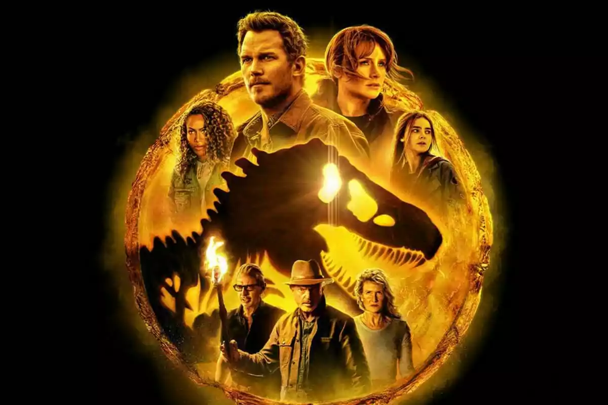 Póster de una película de Jurassic World con varios personajes principales y la silueta de un dinosaurio en el centro sobre un fondo oscuro Póster de una película de Jurassic World con varios personajes principales y la silueta de un dinosaurio en el centro sobre un fondo oscuro
