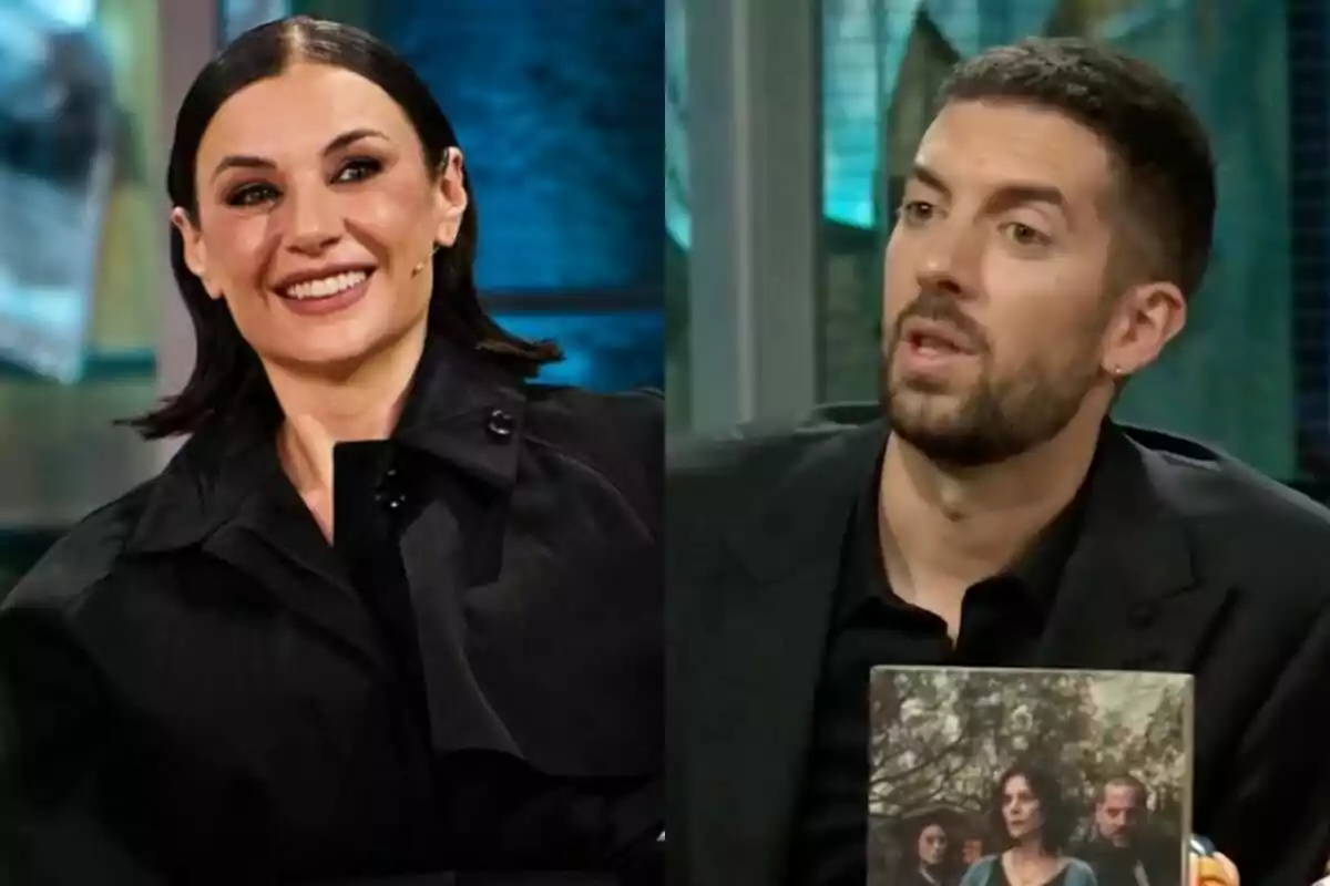 David Broncano y Miren Ibarguren vestidas de negro participan en una entrevista en 'La Revuelta', una de ellas sonríe mientras la otra sostiene una imagen.