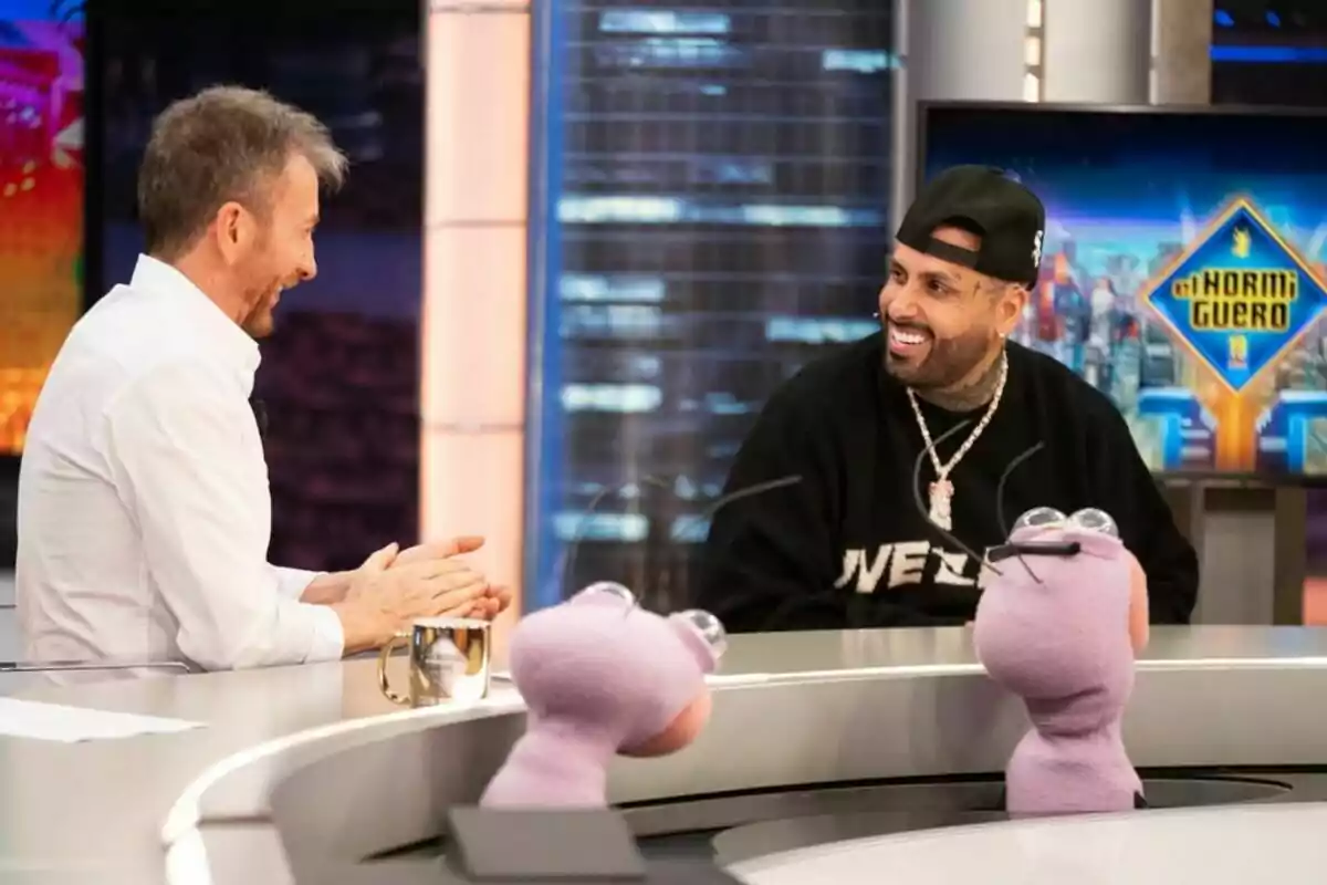 Pablo Motos y Nicky Jam conversan y sonríen en 'El Hormiguero' junto a dos marionetas moradas Pablo Motos y Nicky Jam conversan y sonríen en 'El Hormiguero' junto a dos marionetas moradas