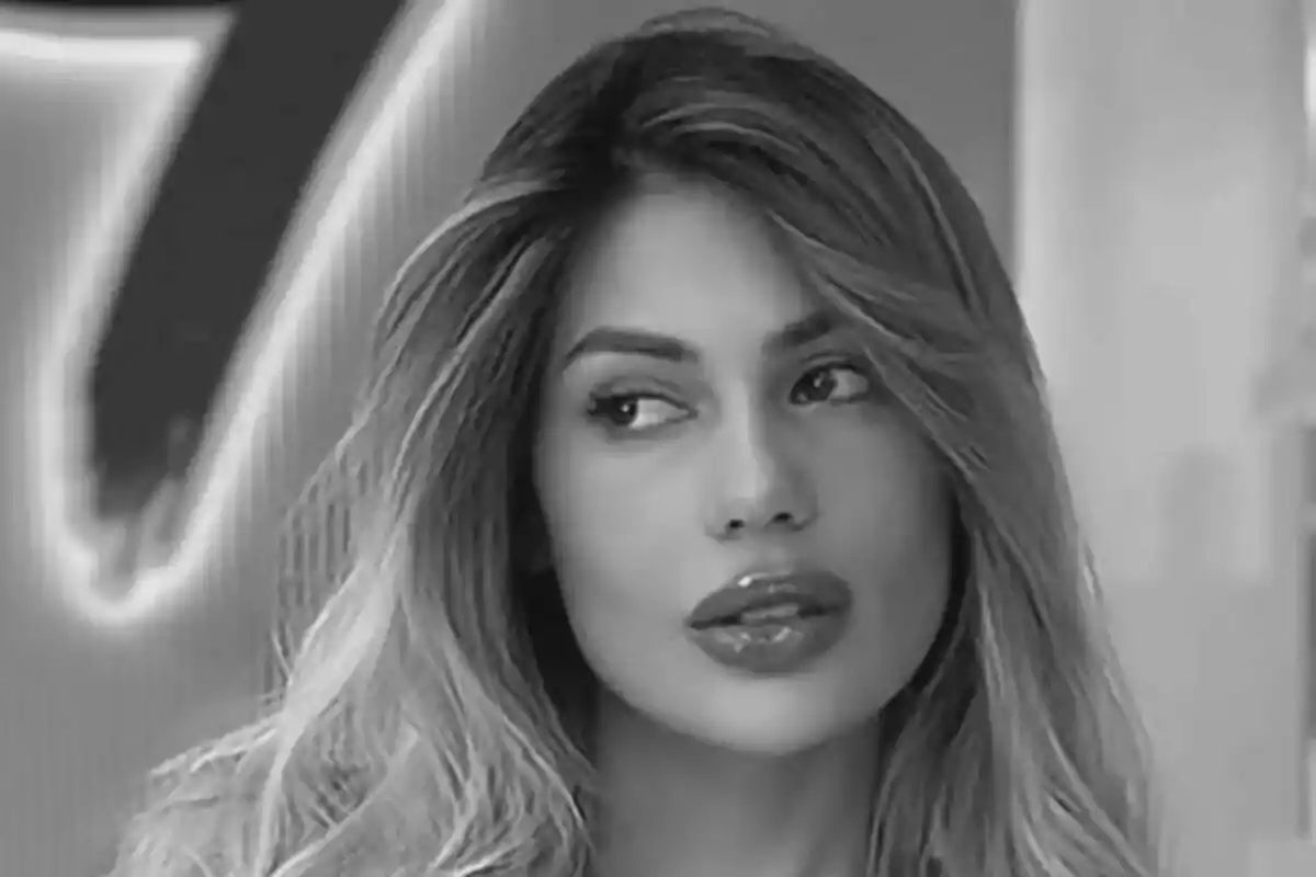 Nihal Candan joven de cabello largo y rubio mirando hacia un lado en una imagen en blanco y negro
