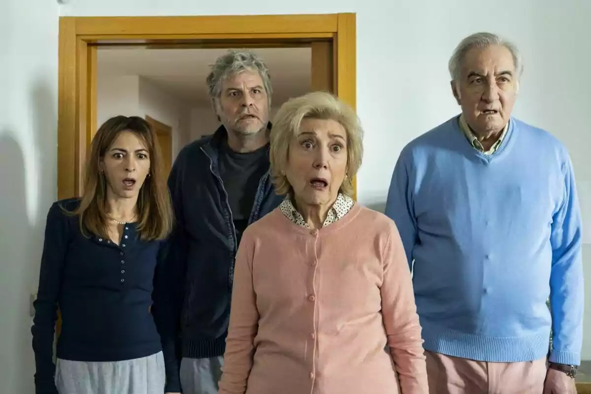 Cuatro personas, María Jesús Hoyos, Esperanza Pedreño, Raúl Cimas y Juan Lombardero, de diferentes edades miran hacia el frente con expresiones de sorpresa y asombro en el interior de una casa Cuatro personas, María Jesús Hoyos, Esperanza Pedreño, Raúl Cimas y Juan Lombardero, de diferentes edades miran hacia el frente con expresiones de sorpresa y asombro en el interior de una casa