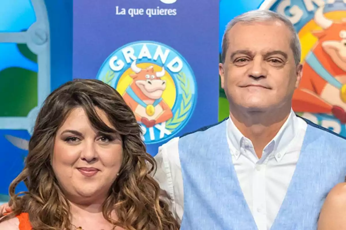 Ramón García i Lalachus posen somrients davant d’un cartell del programa Grand Prix