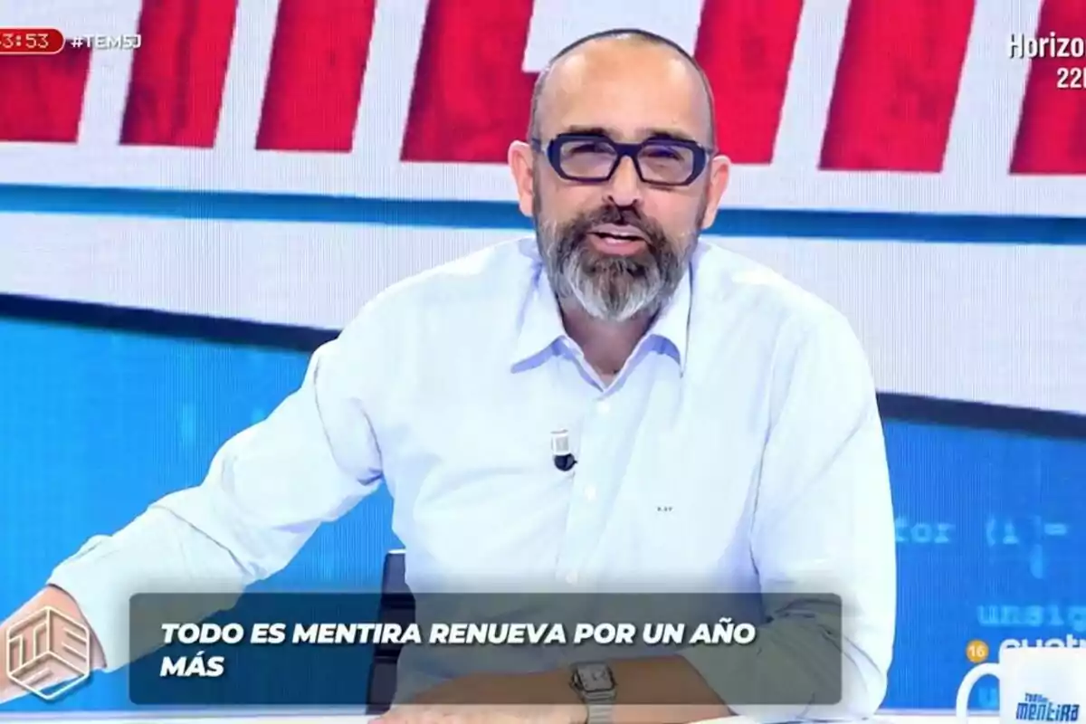 Risto Mejide con gafas y barba sentado en 'Todo es mentira' con un rótulo que anuncia la renovación del programa por un año más Risto Mejide con gafas y barba sentado en 'Todo es mentira' con un rótulo que anuncia la renovación del programa por un año más
