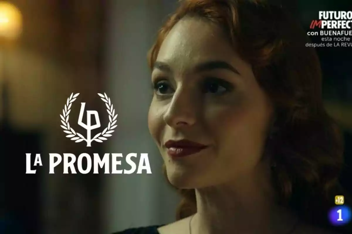 Sara Font pelirroja con labios rojos y expresión sonriente, junto al logo y texto de la serie La Promesa