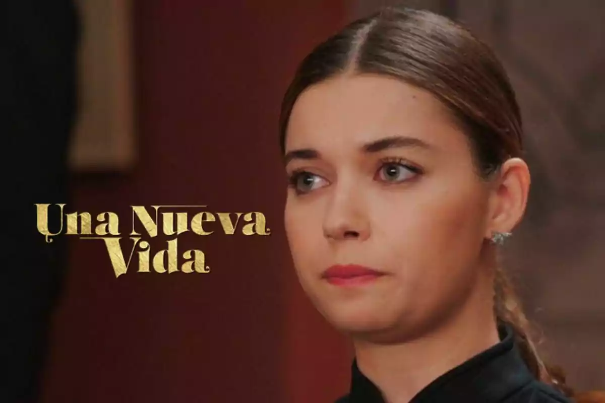 Seyran de expresión seria con el cabello recogido y el texto Una Nueva Vida en letras doradas a la izquierda