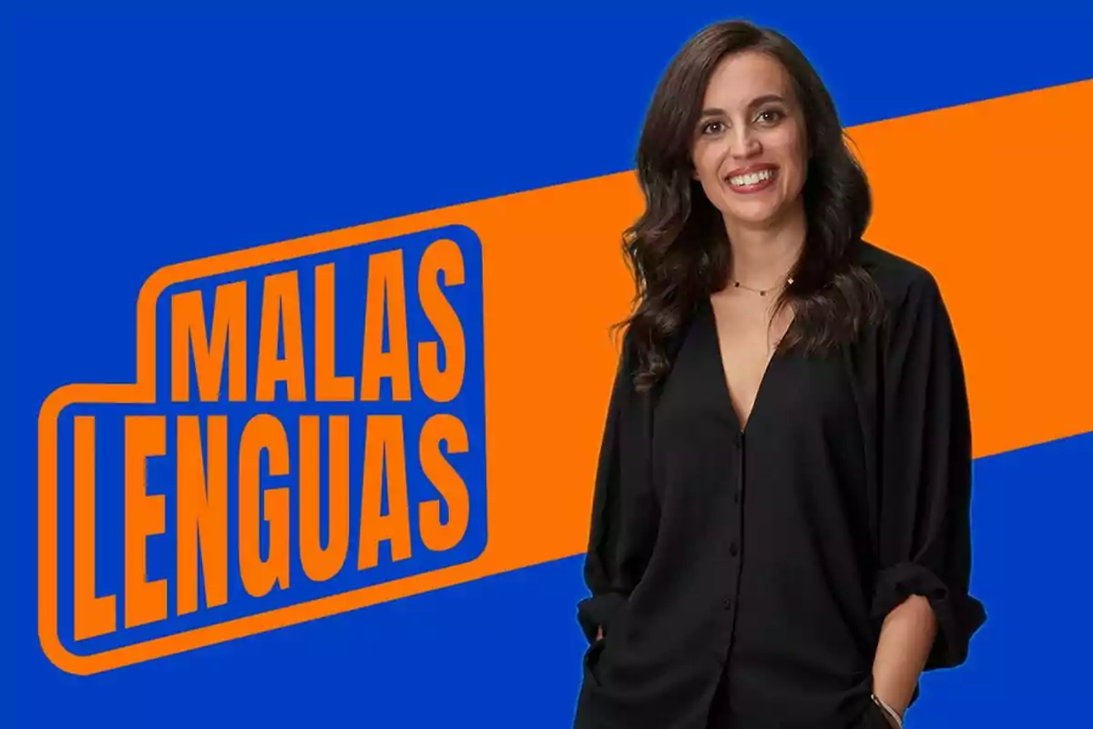 Dona de cabell castany i ondulat somriu davant d’un fons blau i taronja amb el text Malas Lenguas en lletres grans i taronges Dona de cabell castany i ondulat somriu davant d’un fons blau i taronja amb el text Malas Lenguas en lletres grans i taronges