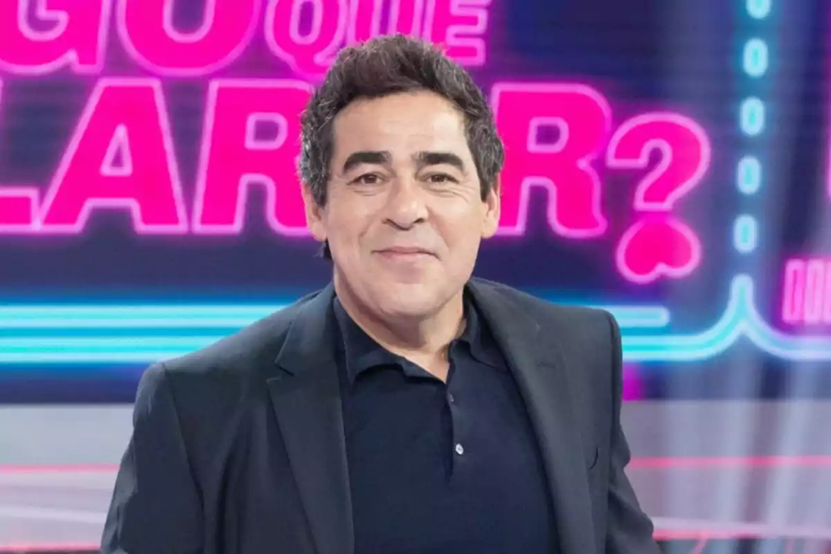 Pablo Chiapella de cabell fosc i arrissat somriu davant d’un fons acolorit amb lletres roses i blaves a ¿Algo que declarar?