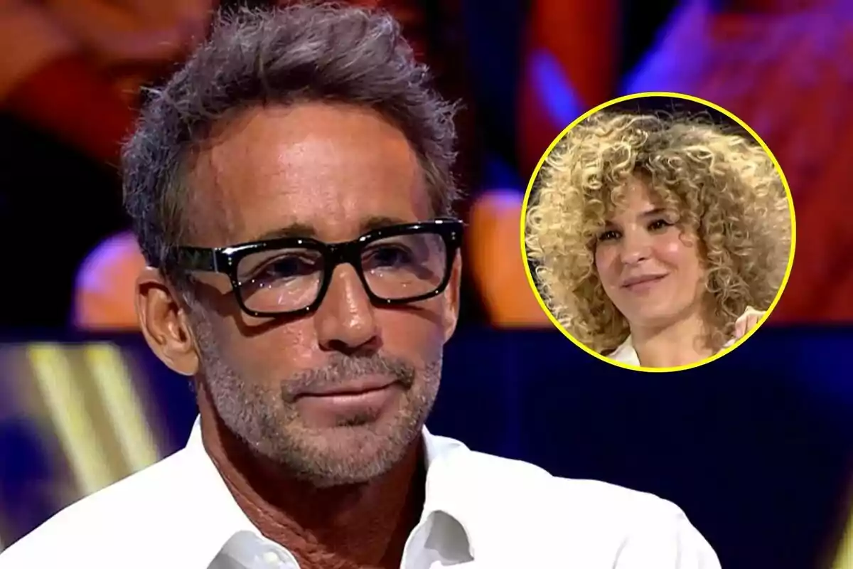 Álvaro Muñoz Escassi con gafas y camisa blanca en primer plano con expresión seria en De Viernes y Sheila Casas de cabello rizado dentro de un círculo amarillo en la esquina superior derecha sobre un fondo desenfocado