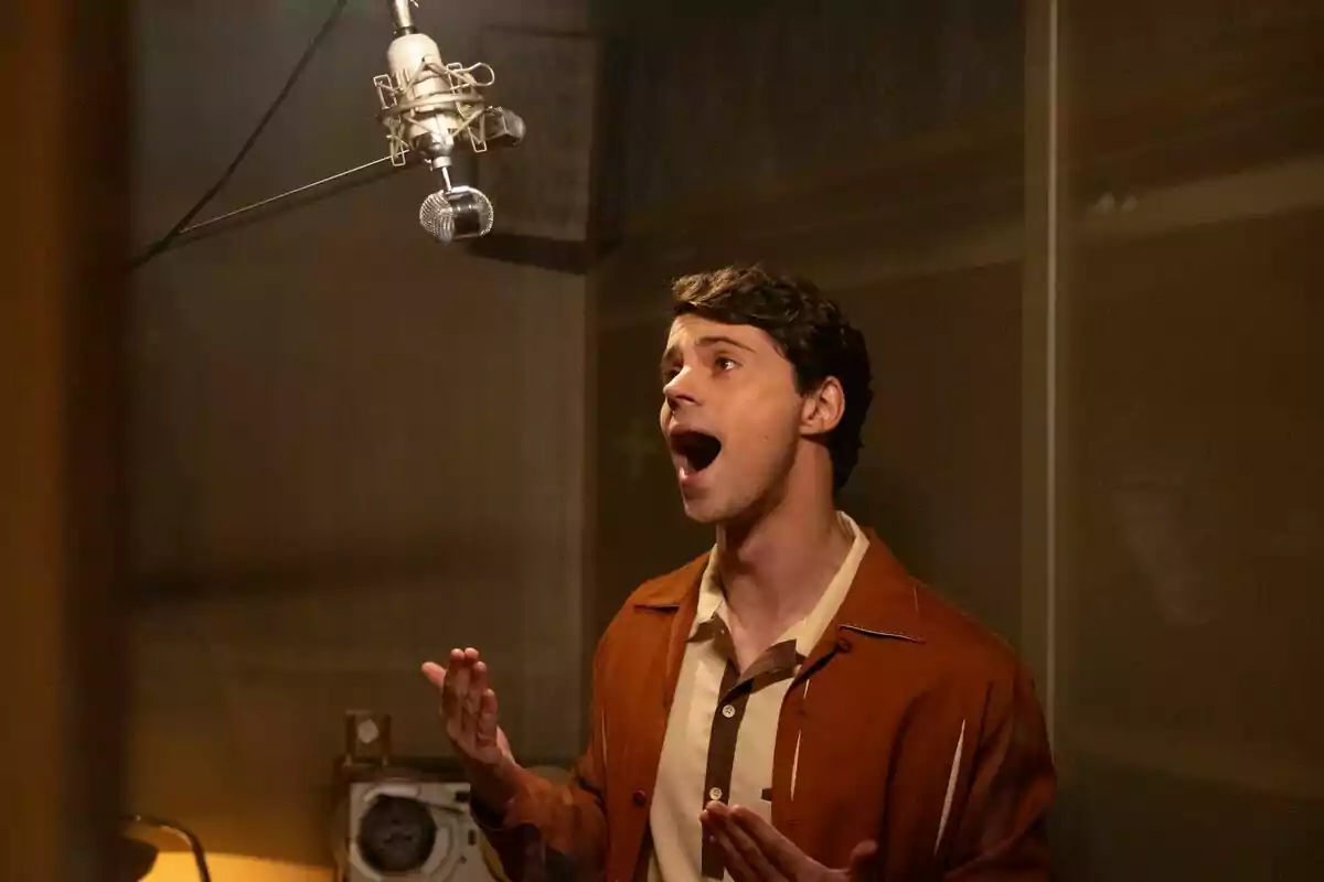 Javier Morgade jove cantant apassionadament davant d’un micròfon en un estudi de gravació a la sèrie Aquel Javier Morgade jove cantant apassionadament davant d’un micròfon en un estudi de gravació a la sèrie Aquel