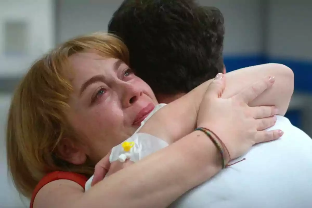 Bahar plorant d’emoció mentre abraça en Timur en un entorn hospitalari a Renéixer Bahar plorant d’emoció mentre abraça en Timur en un entorn hospitalari a Renéixer