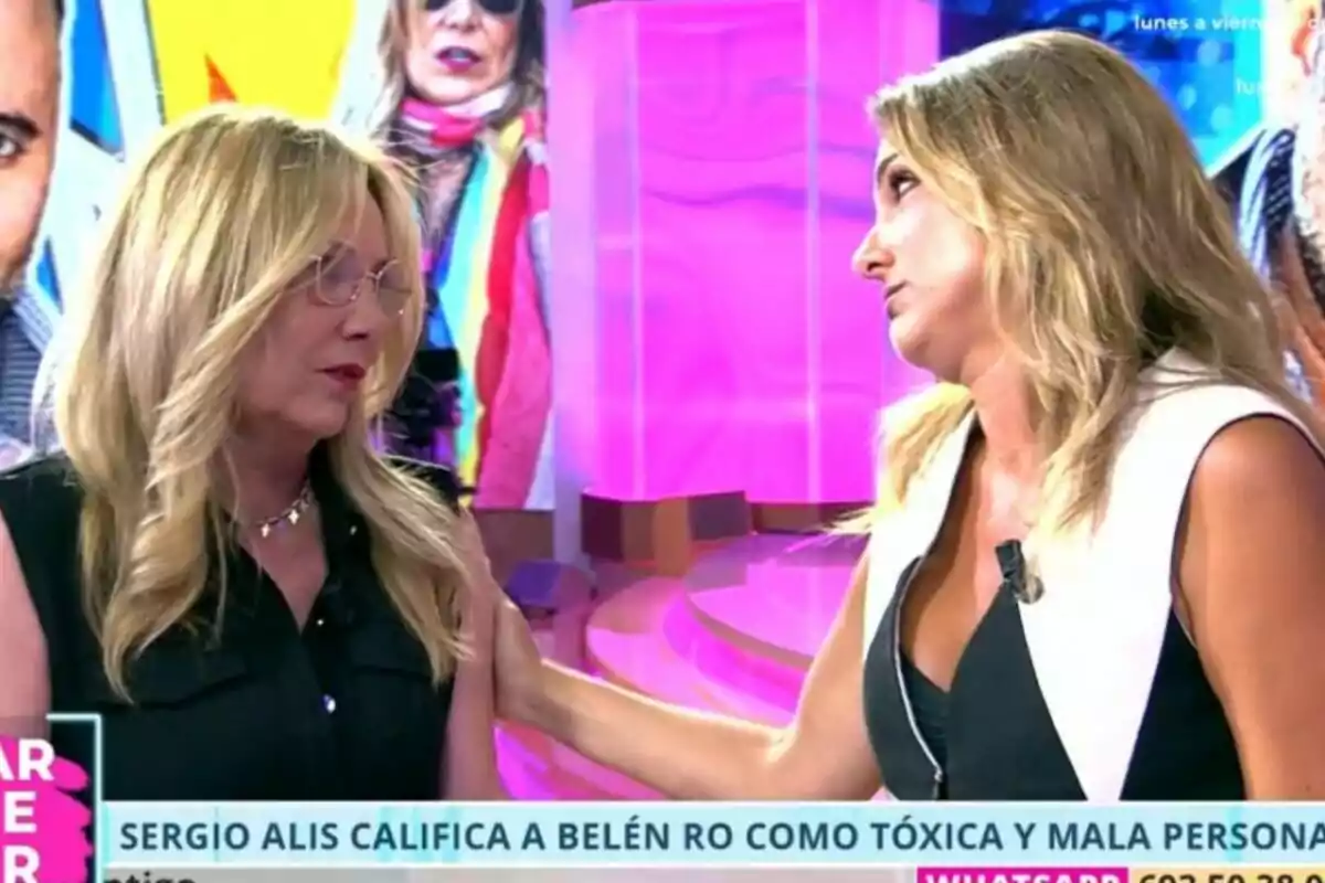 Belén Rodríguez y Verónica Dulanto conversan en un plató de Tardear con expresiones serias y un fondo colorido Belén Rodríguez y Verónica Dulanto conversan en un plató de Tardear con expresiones serias y un fondo colorido