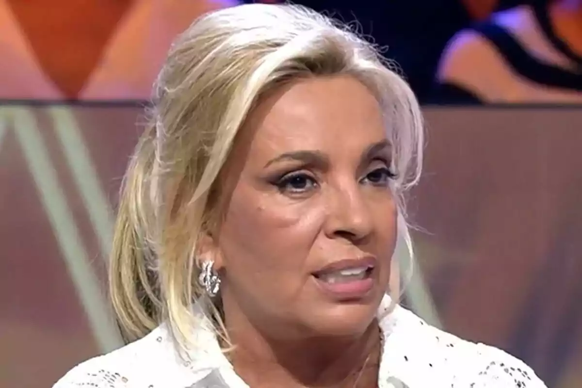 Carmen Borrego rubia con expresión seria en un set de De Viernes.
