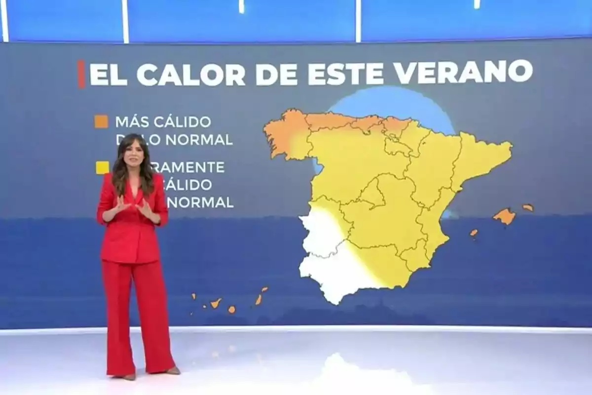 Carmen Corazzini del clima con traje rojo frente a un mapa de España que muestra las zonas donde el verano será más cálido de lo normal y extremadamente cálido, según los colores naranja y amarillo en el mapa en Informativos Telecinco. Carmen Corazzini del clima con traje rojo frente a un mapa de España que muestra las zonas donde el verano será más cálido de lo normal y extremadamente cálido, según los colores naranja y amarillo en el mapa en Informativos Telecinco.