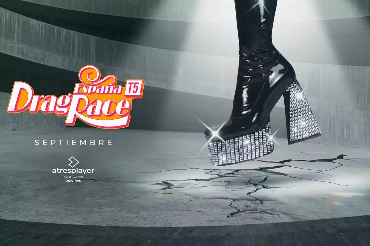 Bota de xarol negra amb plataforma brillant trepitja el terra esquerdat al costat del logo de Drag Race Espanya T5 i la paraula setembre Bota de xarol negra amb plataforma brillant trepitja el terra esquerdat al costat del logo de Drag Race Espanya T5 i la paraula setembre