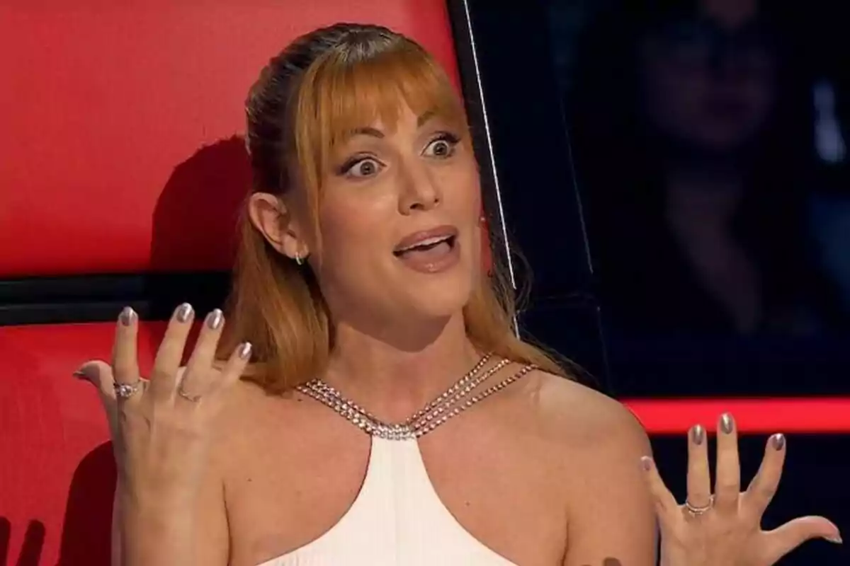 Edurne pèl-roja amb expressió de sorpresa i les mans aixecades asseguda en una cadira vermella a La Voz Kids Edurne pèl-roja amb expressió de sorpresa i les mans aixecades asseguda en una cadira vermella a La Voz Kids