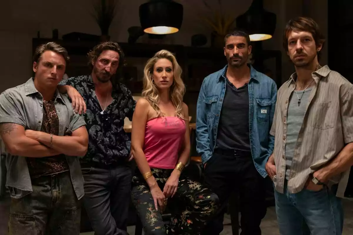Álex García, Marcel Borrás, Iván Massagué, Teresa Riott y Carlos Scholz personas posan juntas en un ambiente interior con expresión seria y actitud desafiante en El Inmortal