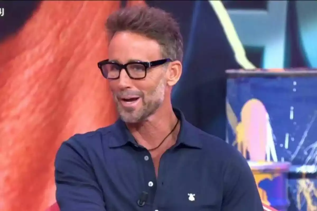 Álvaro Muñoz Escassi con gafas y barba corta usando camisa azul marino mientras habla en Tardear Álvaro Muñoz Escassi con gafas y barba corta usando camisa azul marino mientras habla en Tardear