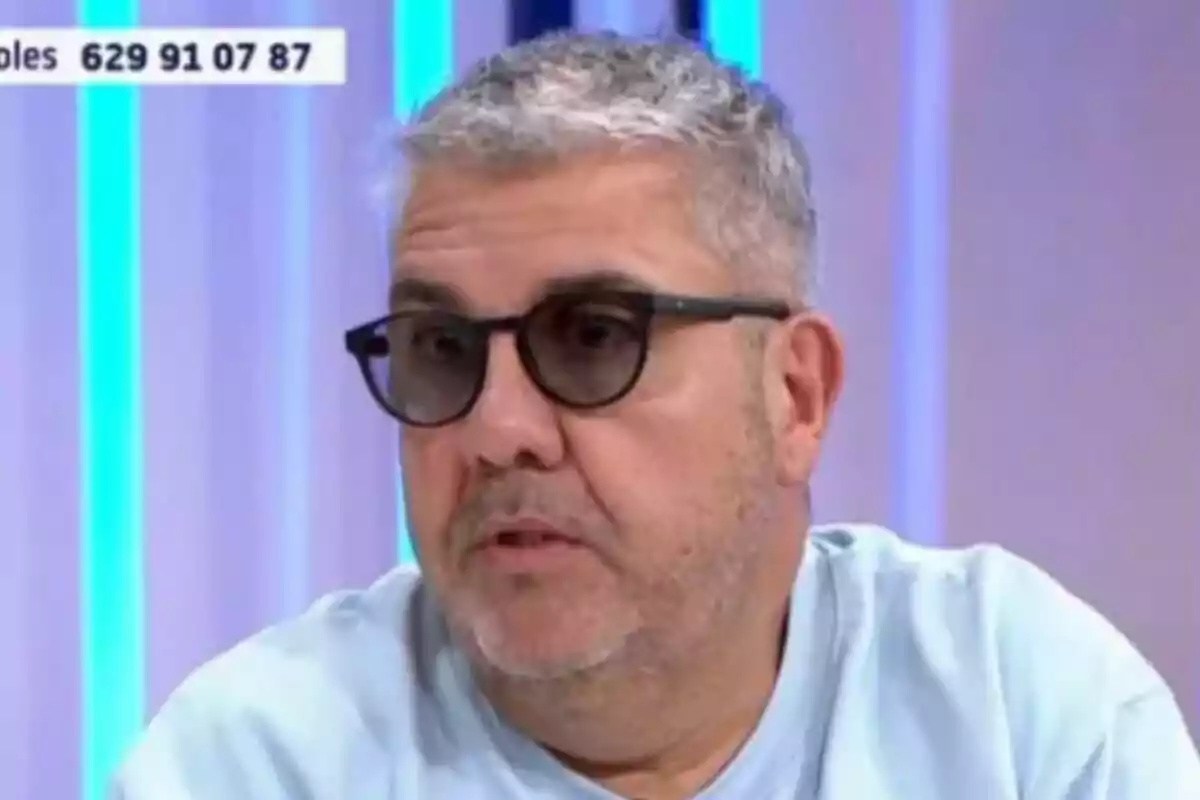 Florentino Fernández de cabello canoso y gafas oscuras en un estudio de Y ahora Sonsoles con luces azules de fondo