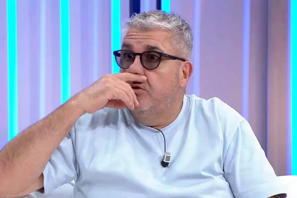 Florentino Fernández de cabello canoso y gafas oscuras sentado en un plató de Y ahora Sonsoles con fondo azul, lleva camiseta clara y micrófono de solapa, se cubre parcialmente la boca con la mano. Florentino Fernández de cabello canoso y gafas oscuras sentado en un plató de Y ahora Sonsoles con fondo azul, lleva camiseta clara y micrófono de solapa, se cubre parcialmente la boca con la mano.