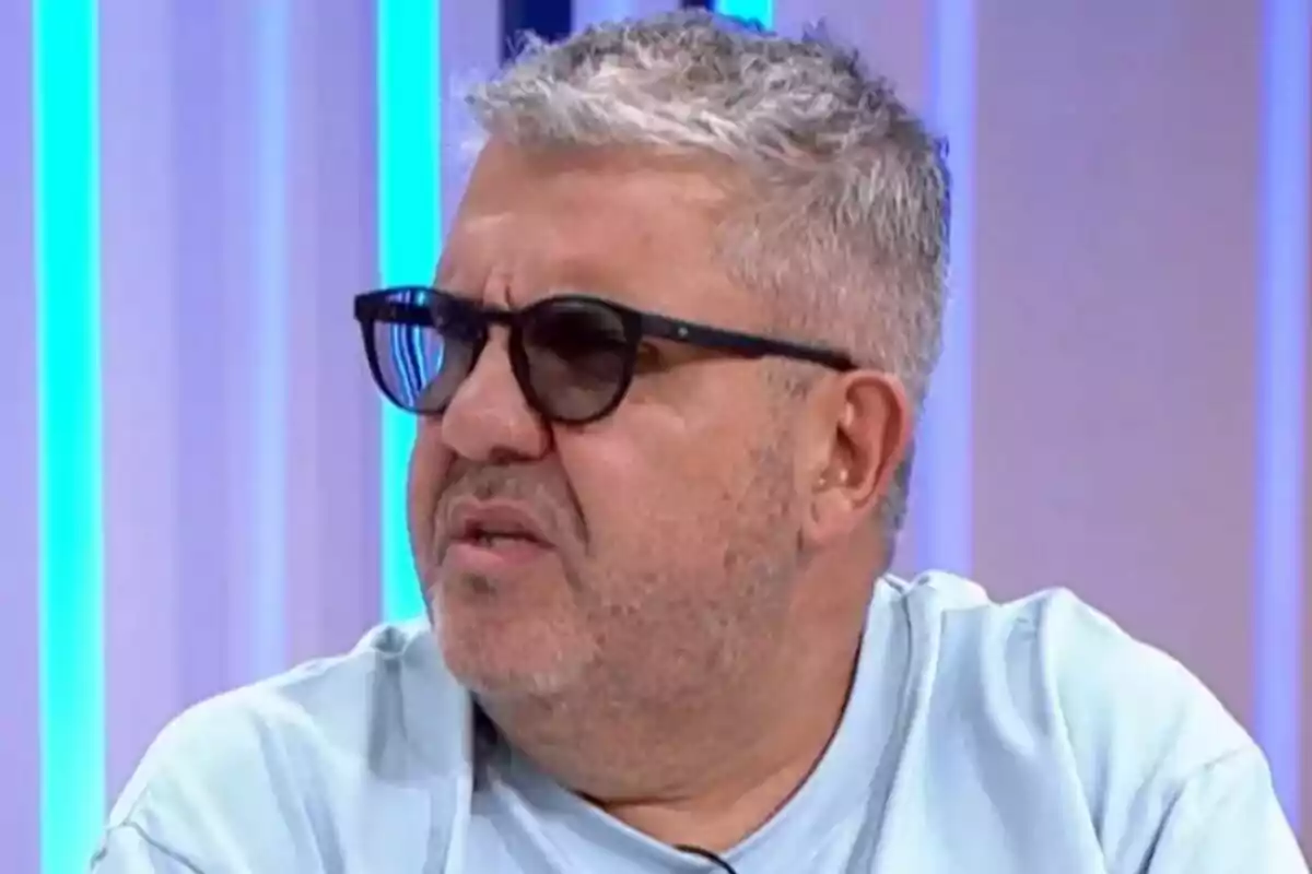Florentino Fernández de cabello canoso y gafas oscuras con expresión seria en un estudio de Y ahora Sonsoles con luces azules de fondo Florentino Fernández de cabello canoso y gafas oscuras con expresión seria en un estudio de Y ahora Sonsoles con luces azules de fondo
