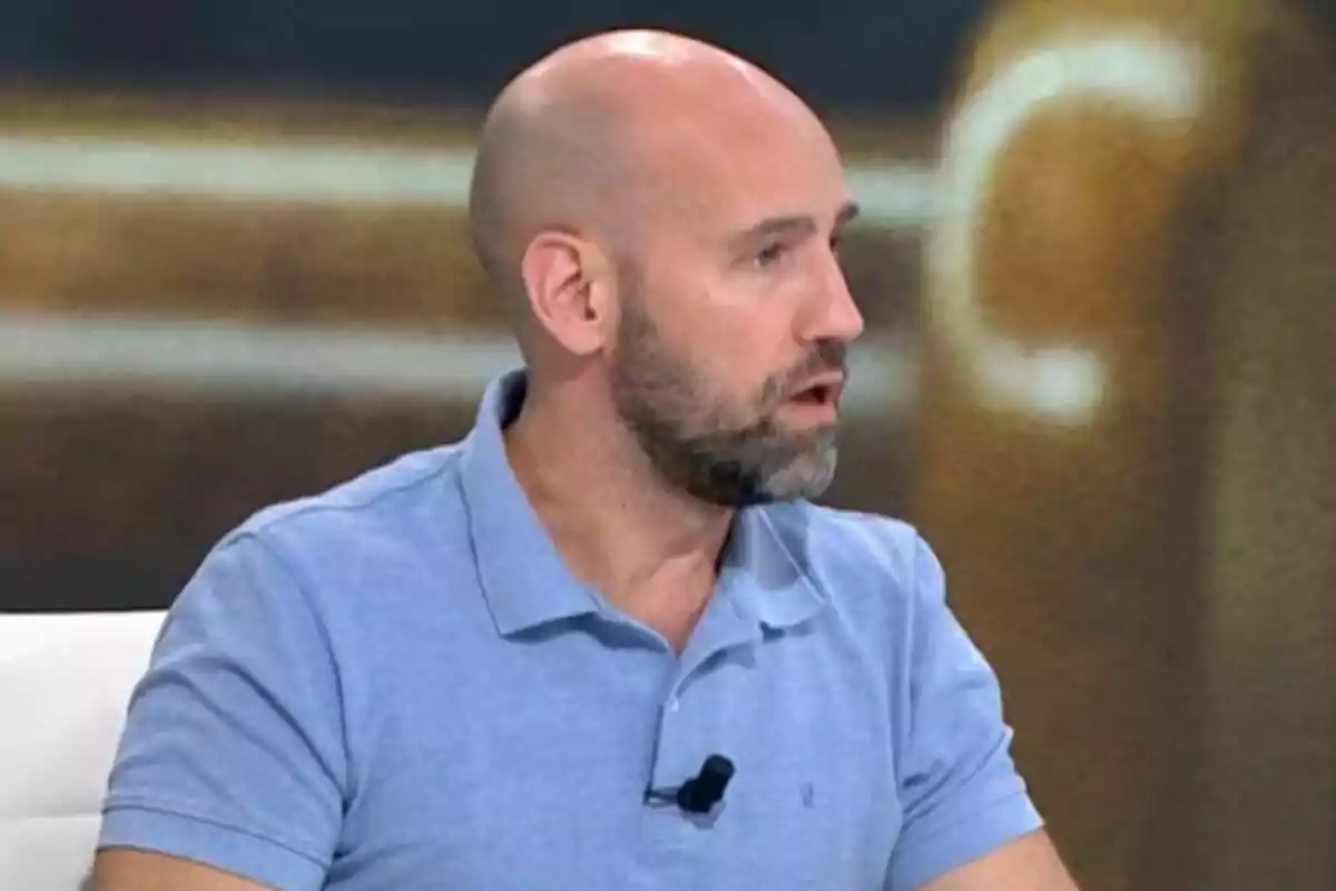 Gonzalo Miró con barba y camiseta polo azul claro hablando en un estudio de televisión. Gonzalo Miró con barba y camiseta polo azul claro hablando en un estudio de televisión.