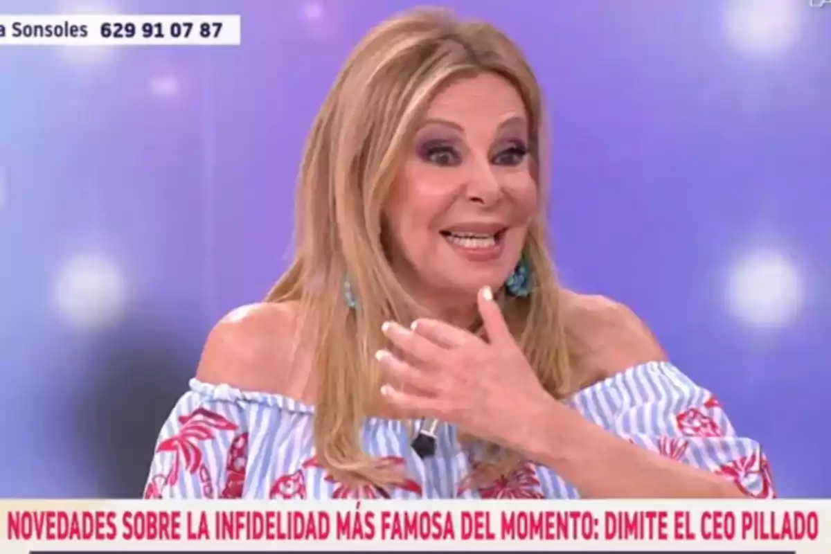Ana Obregón rubia con blusa de rayas y flores hablando en un programa de televisión con un rótulo que menciona novedades sobre una infidelidad y la dimisión de un CEO