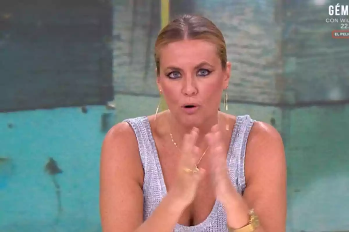 Pepa Romero rubia con vestido plateado hablando y gesticulando en un programa de televisión