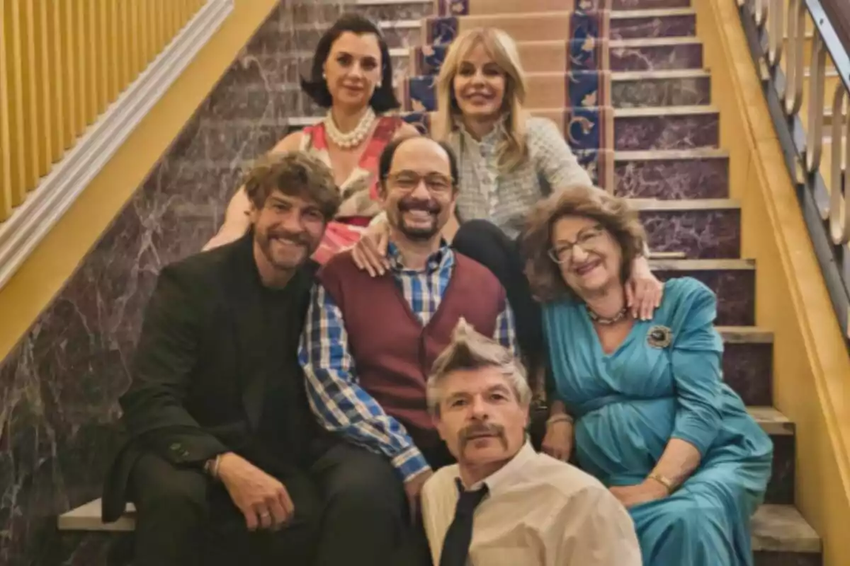 Miren Ibarguren, María Adánez, Félix Gómez, Jordi Sánchez, Mamen García y Nacho Guerreros posan sentadas en una escalera, todas sonríen y parecen estar en un ambiente familiar o amistoso en el rodaje de La que se avecina Miren Ibarguren, María Adánez, Félix Gómez, Jordi Sánchez, Mamen García y Nacho Guerreros posan sentadas en una escalera, todas sonríen y parecen estar en un ambiente familiar o amistoso en el rodaje de La que se avecina