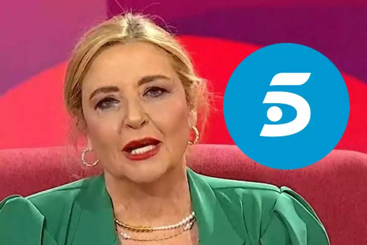 Inmaculada Casal amb jaqueta verda asseguda en un sofà vermell amb el logotip de Telecinco sobre un fons acolorit