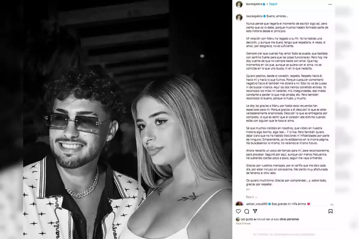 Una pareja joven, que es Laura Galera y Manu, posa sonriente para una foto en blanco y negro, mientras al lado derecho aparece un texto largo escrito en una red social. Una pareja joven, que es Laura Galera y Manu, posa sonriente para una foto en blanco y negro, mientras al lado derecho aparece un texto largo escrito en una red social.