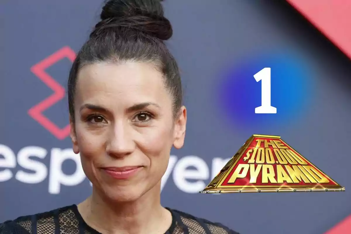 Itziar Miranda de cabello oscuro recogido con un moño, al fondo el logo de La 1 y el logo del programa The $100,000 Pyramid.