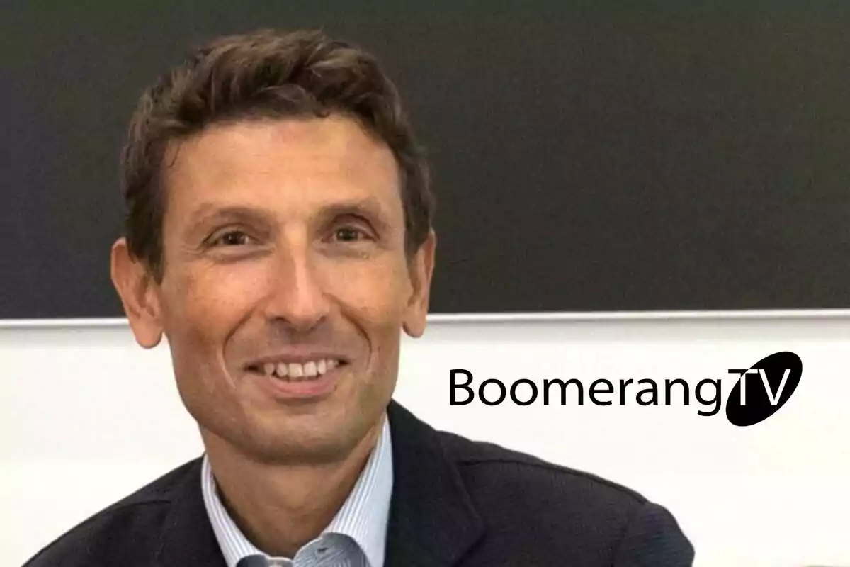Jaime Ondarza somrient amb cabell curt i jaqueta fosca al costat del logotip de Boomerang TV sobre fons clar i pissarra negra