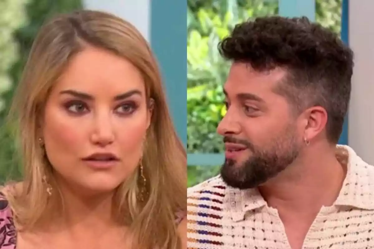 Dos personas sentadas en un set de D Corazón conversando, Alba Carrillo de cabello rubio y Javi de Hoyos de cabello corto y barba