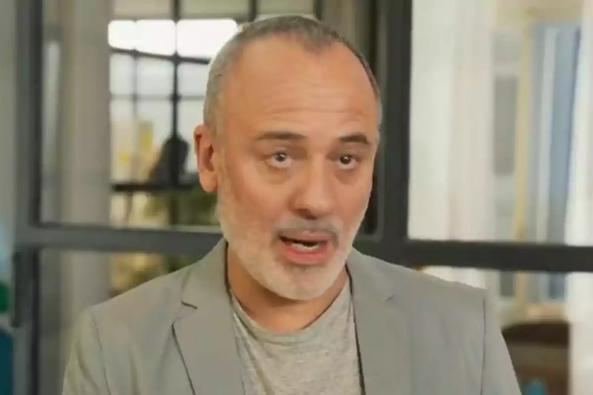 Javier Gutiérrez de mitjana edat amb barba canosa i jaqueta grisa parlant en un entorn d’oficina moderna a L’Agència.