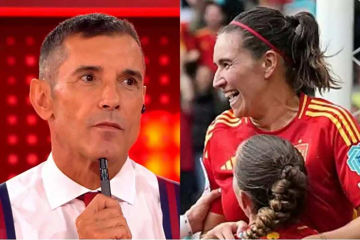 Jesús Vázquez amb camisa blanca i corbata vermella sosté un bolígraf a la barbeta a Allà Tu mentre una dona amb uniforme esportiu d’Espanya somriu i celebra amb una companya a l’Eurocopa Femenina.