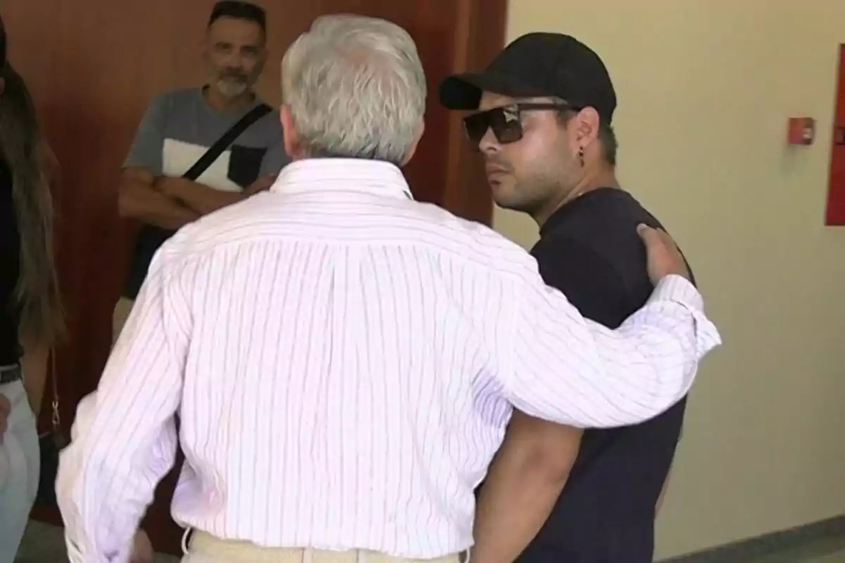 Plano medio de José Fernando, a su llegada al tanatorio de Michu. Plano medio de José Fernando, a su llegada al tanatorio de Michu.
