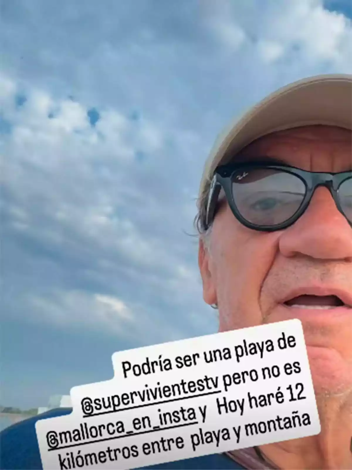 Koldo Royo con gafas y gorra beige al aire libre, cielo nublado de fondo y un texto superpuesto que menciona una playa, una caminata de 12 kilómetros y varias cuentas de Instagram Koldo Royo con gafas y gorra beige al aire libre, cielo nublado de fondo y un texto superpuesto que menciona una playa, una caminata de 12 kilómetros y varias cuentas de Instagram