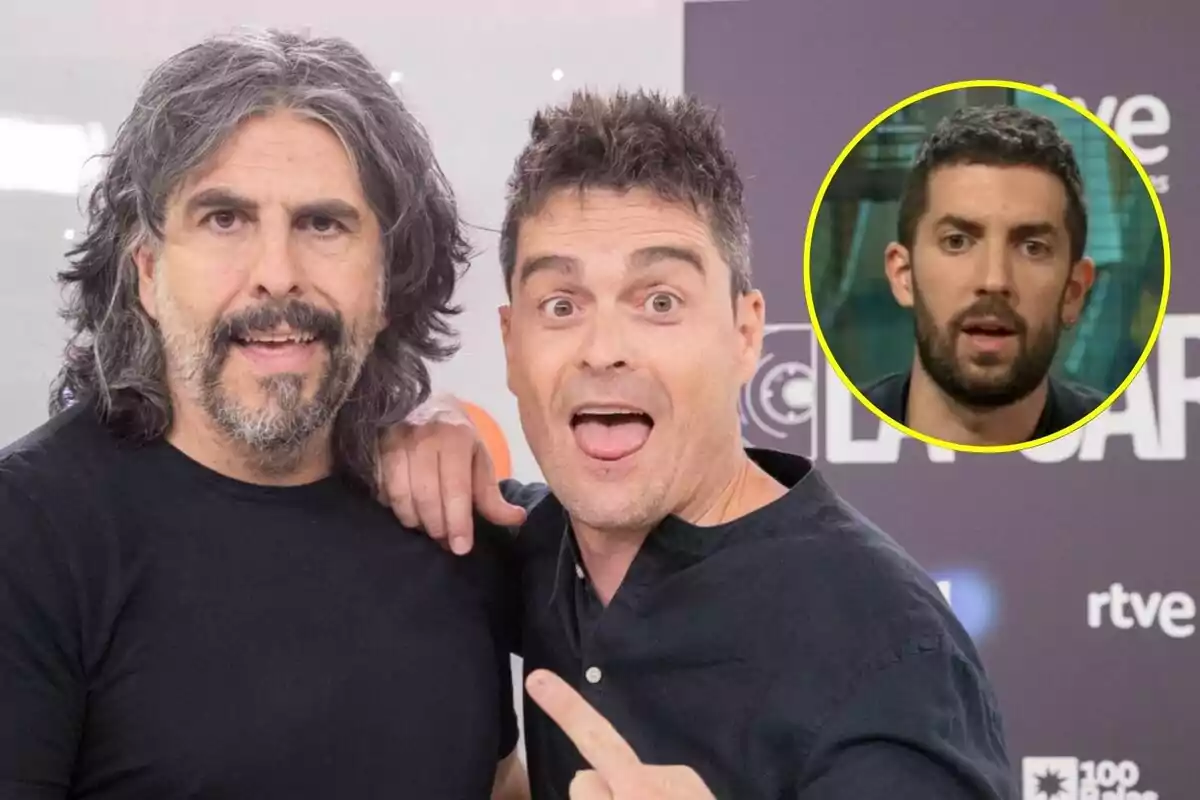 JJ Vaquero y Álex Clavero posan sonrientes como presentadores de La Garita frente a la cámara mientras uno de ellos señala al otro y en la esquina superior derecha aparece un recuadro con el rostro de David Broncano con expresión seria en La Revuelta.