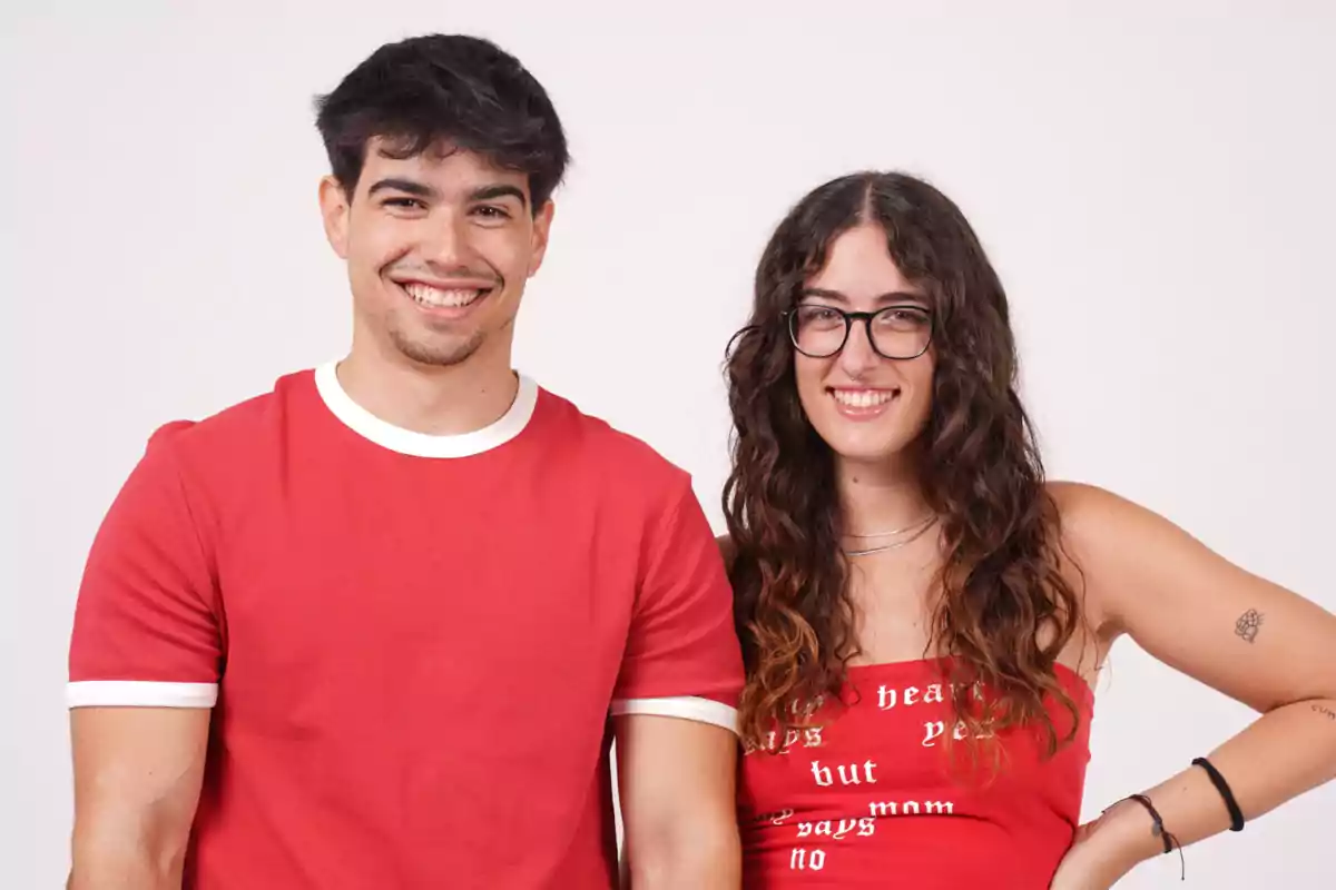 Jon García y Aida Fita sonríen frente a la cámara, ambos llevan ropa roja y posan sobre un fondo claro Jon García y Aida Fita sonríen frente a la cámara, ambos llevan ropa roja y posan sobre un fondo claro