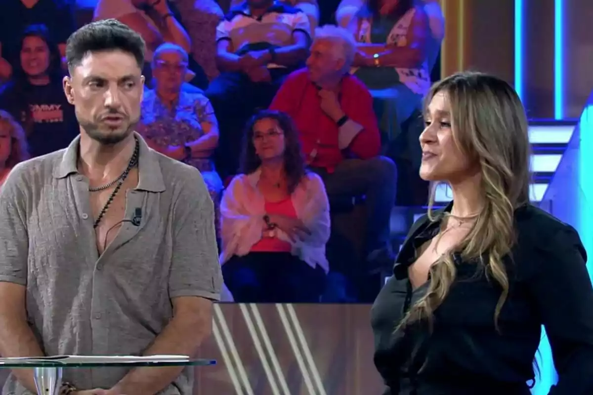 Carlos Calderón i Laura Cuevas conversen en un plató de De Divendres amb públic al fons