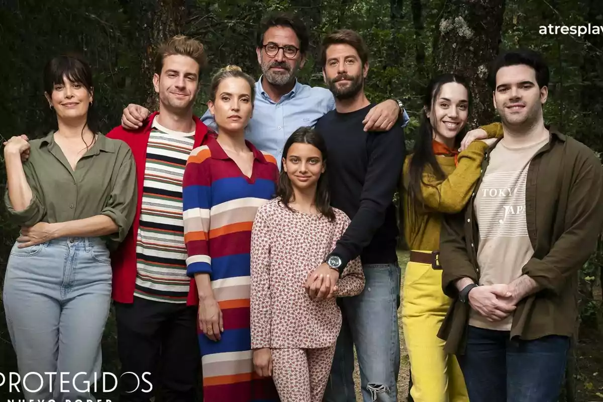 Angie Cepeda, Ana Fernández, Luis Fernández, Mario Marzo, Antonio Garrido, Daniel Avilés, Maggie García y Cosette Silguero personas posan juntasal aire libre en un entorno natural, algunas se abrazan y todas miran a la cámara sonriendo o con expresión relajada en Los Protegidos. Angie Cepeda, Ana Fernández, Luis Fernández, Mario Marzo, Antonio Garrido, Daniel Avilés, Maggie García y Cosette Silguero personas posan juntasal aire libre en un entorno natural, algunas se abrazan y todas miran a la cámara sonriendo o con expresión relajada en Los Protegidos.