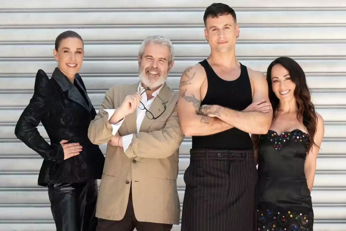 Raquel Sánchez Silva, Lorenzo Caprile, Luis De Javier y Maria Escoté posan sonrientes frente a una pared metálica, dos mujeres a los extremos y dos hombres en el centro, todos vestidos de manera elegante y moderna en Maestros de la Costura.