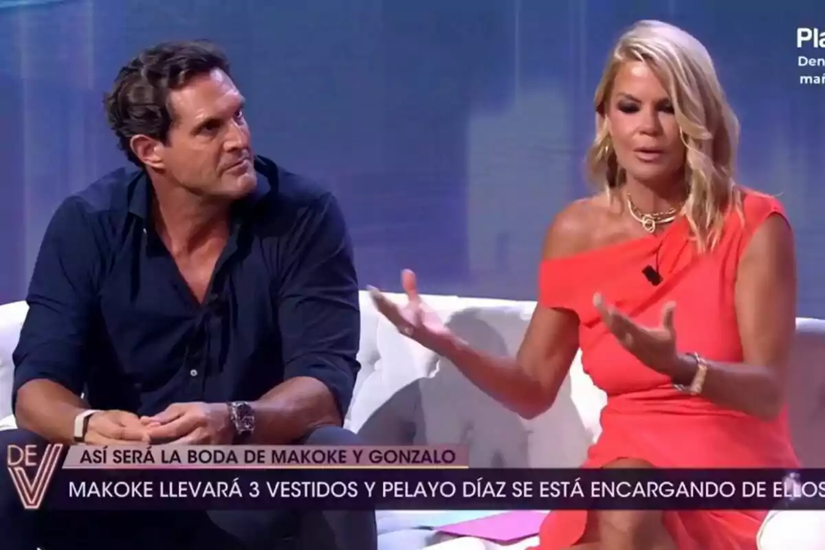 Makoke y Gonzalo sentadas en un plató de De Viernes conversando, una mujer con vestido rojo gesticula mientras un hombre con camisa oscura la observa atentamente, en la parte inferior hay un rótulo sobre una boda. Makoke y Gonzalo sentadas en un plató de De Viernes conversando, una mujer con vestido rojo gesticula mientras un hombre con camisa oscura la observa atentamente, en la parte inferior hay un rótulo sobre una boda.
