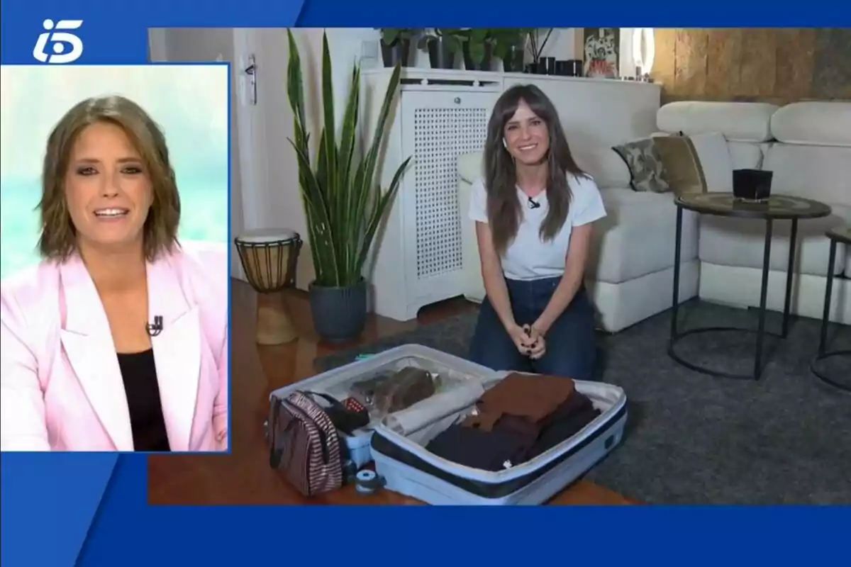 Dos mujeres participan en una transmisión de Informativos Telecinco, María Casado aparece en un recuadro con fondo claro y chaqueta rosa, Carmen Corazzini está sentada en el suelo junto a una maleta abierta en una sala de estar moderna. Dos mujeres participan en una transmisión de Informativos Telecinco, María Casado aparece en un recuadro con fondo claro y chaqueta rosa, Carmen Corazzini está sentada en el suelo junto a una maleta abierta en una sala de estar moderna.