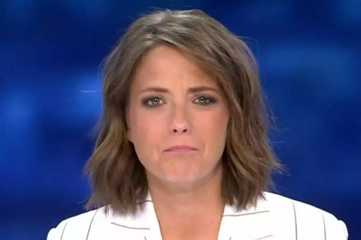 María Casado de cabello castaño corto con expresión seria y fondo azul difuminado en Informativos Telecinco.